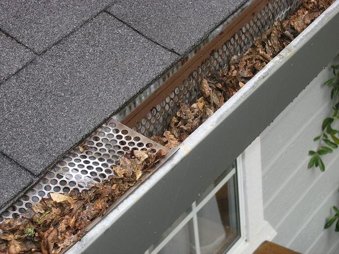 Les gouttières : comment prévenir les infiltrations d’eau par le toit et protéger votre maison ?