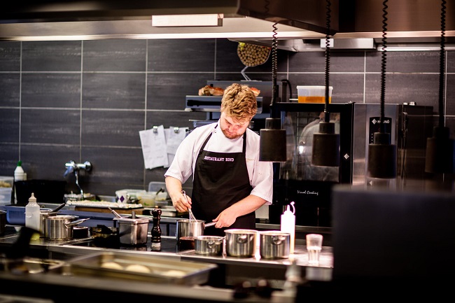 Choisir une table inox pour des raisons d’esthétique et de durabilité